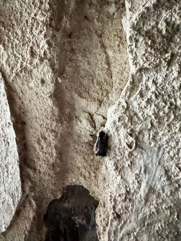 Metallrest im Lichtschacht des Wehrturms