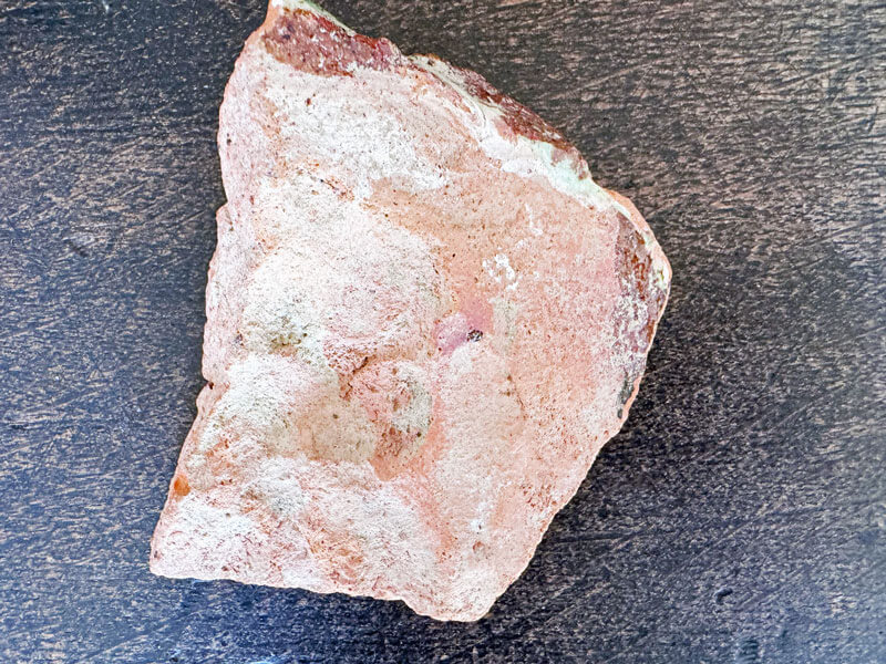 Grün glasiertes Fragment einer Ofenkachel von Burg Angern, Rückseite