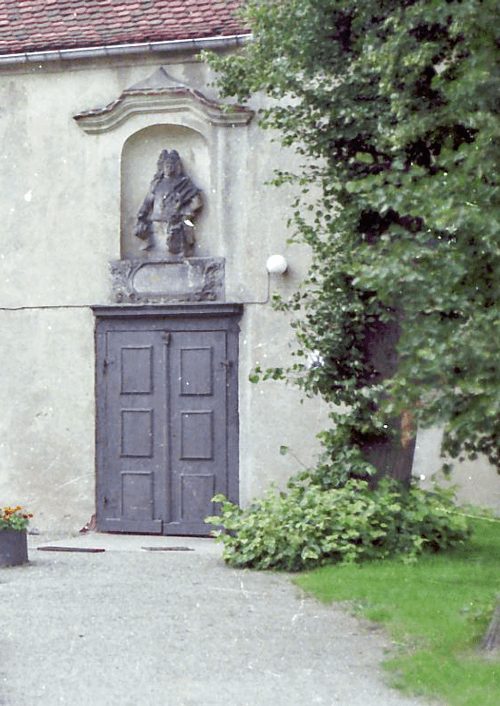 Eingang zur Kirche Angern mit Büste Christoph Daniel von der Schulenburg